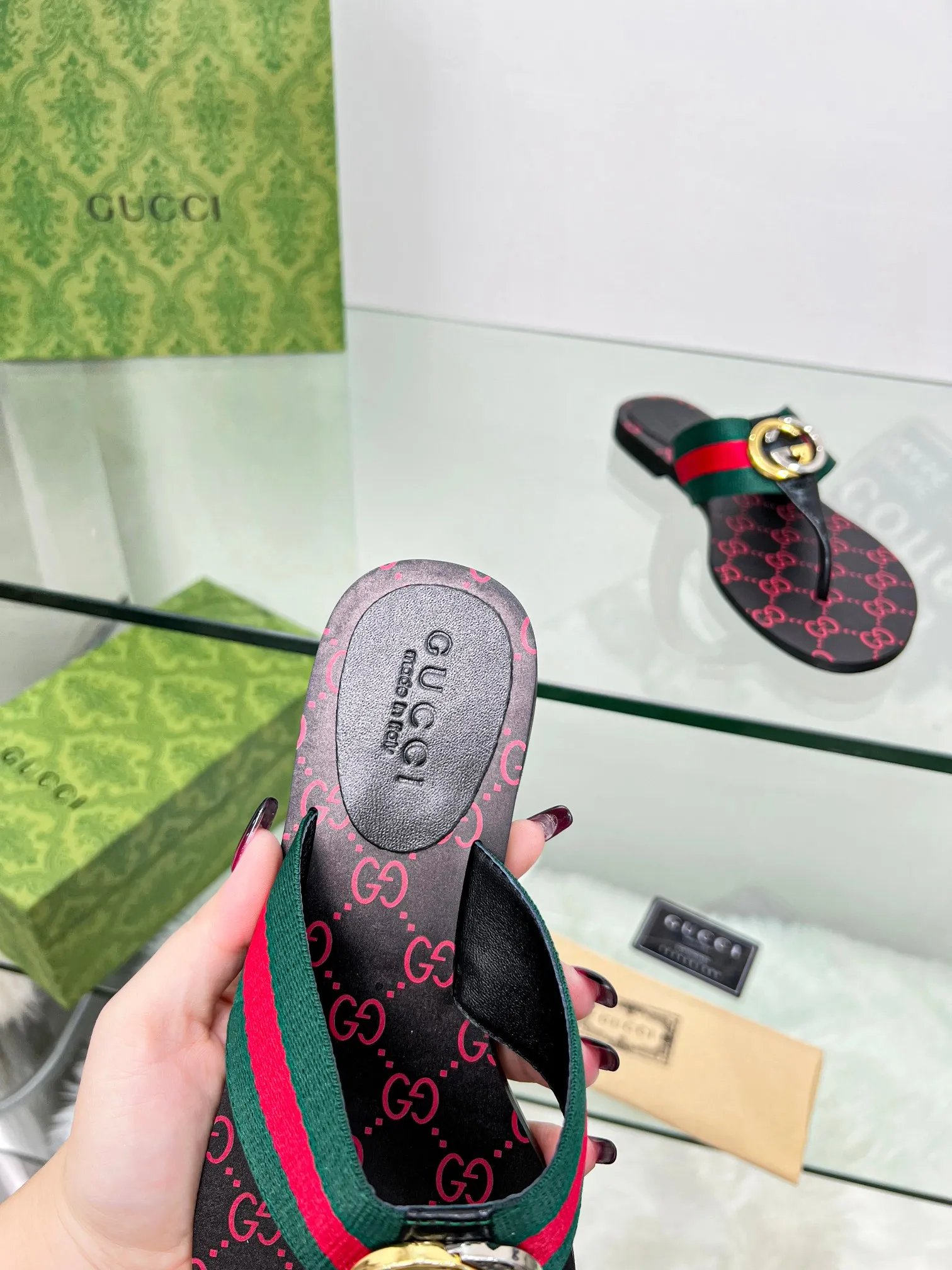 👟👟Ex-factory price 280👟👟 Gucci·Gucci💗 Classic flip-flops.  This is an amazing shoe, a luxury brand loved by celebrities and Internet celebrities😼The original hardware of the counter is gold and silver with double G buckles. 1:1 reproduction purely handmade.  German technology 3D printing logo.  Number of yards 35-45